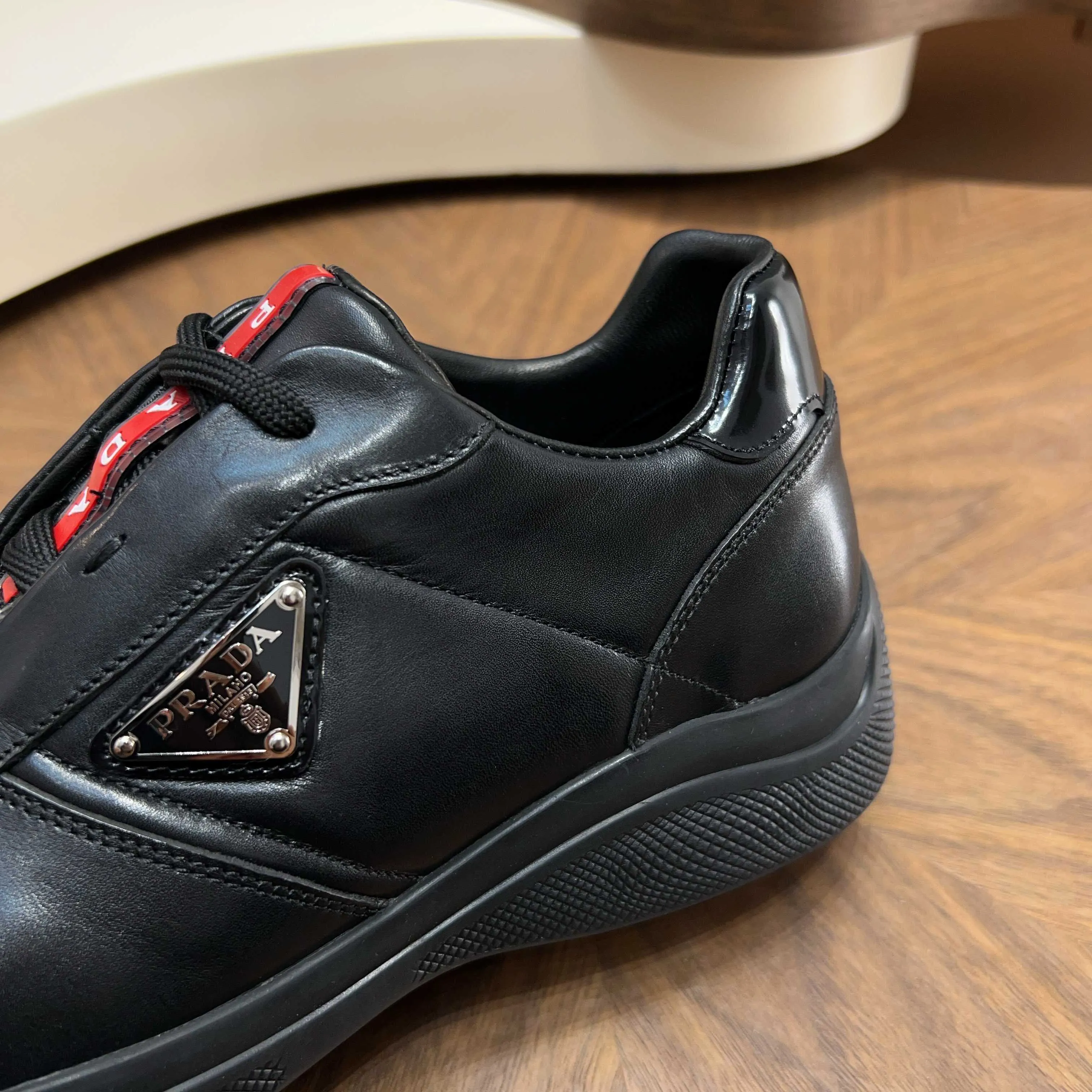 Men's shoes 💰720 Prada/Prada men's new leather sneakers. These sneakers are made of imported calf leather and have a classic penny loafer upper design style, inspired by classic aesthetic concepts. Equipped with 3.5cm iconic red label lightweight elastic rubber soles, fabric and cowhide mixed lining, and silk-printed logo cowhide foot pads. The style is versatile and durable, comfortable and breathable, and comes with a full set of original packaging dust bags! Size: 39-40-41-42-43-44 standard leather shoe size (45 can be customized but returns and exchanges are not supported)